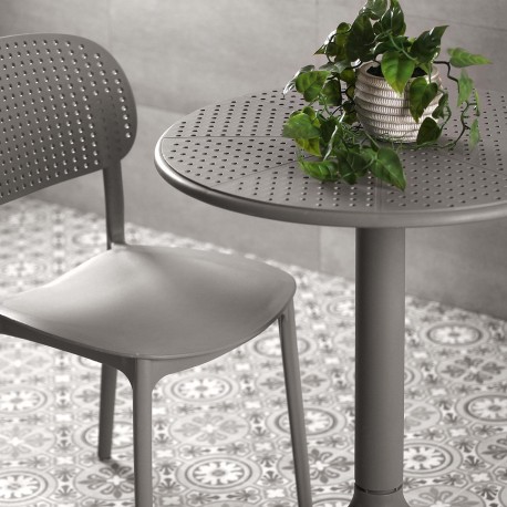 SILLA DE COMEDOR GRIS APILABLE
