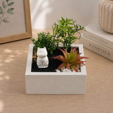 MACETA DE CEMENTO CON PLANTA Y GATO